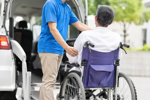 車椅子のまま乗車できます